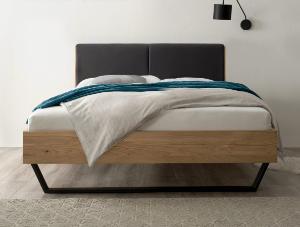 Schwebebett KE Liegefläche 140x200 Eiche massiv geölt, im Milieu frontal mit Deko