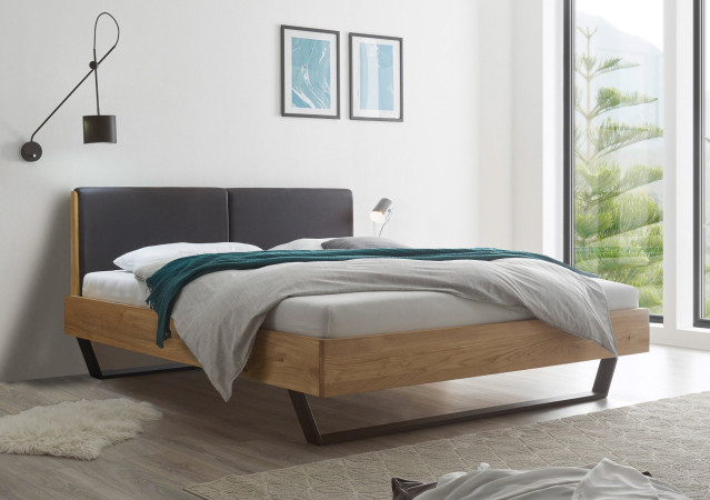 Schwebebett KE 180x200 Millieu schräg Ansicht mit Bettwäsche