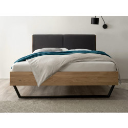 Schwebebett KE Liegefläche 140x200 Eiche massiv geölt, im Milieu frontal mit Deko
